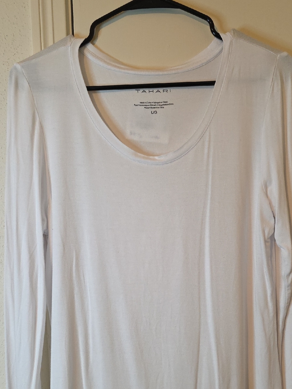 Tahari White Long Sleeve Scoop Neck Tee